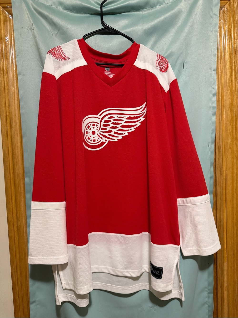 NHL Detroit Red Wings Men’s size XL classic Hockey Jersey Dylan Larkin #71